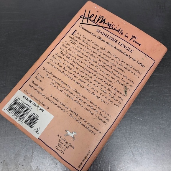 Vintage A Wrinkle in Time by: Madeleine L'Engle, paperback book - Picture 5 of 6